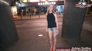 Fickdate mit Urlauberin Lily Ray auf der Straße