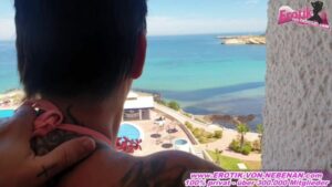 Im Stehen bumsen auf dem Balkon mit Tattoo Mutti
